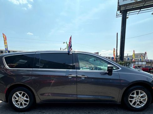 Used 2023 Chrysler Pacifica Touring-L FWD image 3