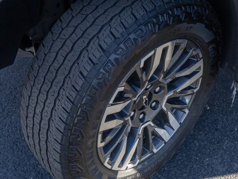 Used 2025 Chevrolet Suburban Z71 image 14