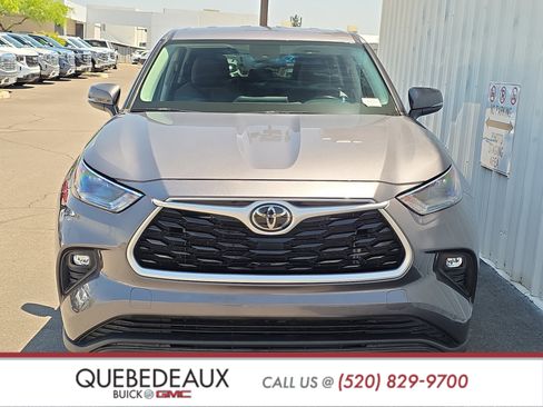 Used 2023 Toyota Highlander LE FWD image 2