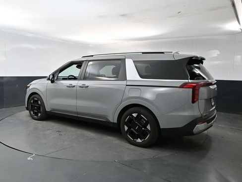 Used 2025 Kia Carnival EX FWD image 3