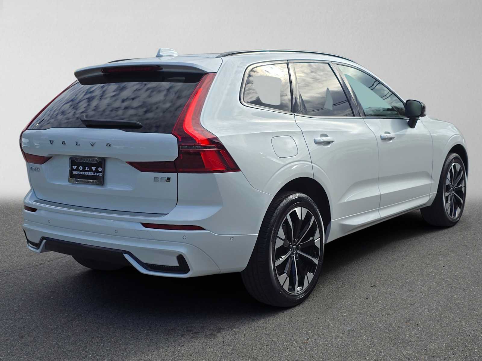 Used 2026 Volvo XC60 B5 Plus w/ Climate Package AWD/4WD image 3