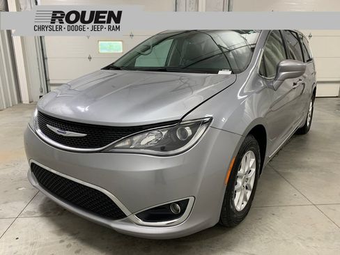 Used 2020 Chrysler Pacifica Touring-L FWD image 1