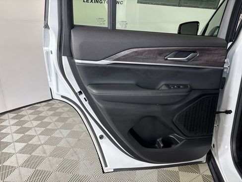 Used 2023 Jeep Grand Cherokee Limited image 21