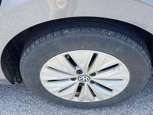Used 2019 Volkswagen Jetta SE FWD image 3