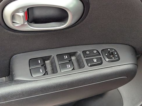 Used 2016 Kia Soul + image 22