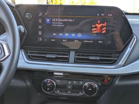 Used 2025 Chevrolet Trax LT w/ LT Convenience Package image 10