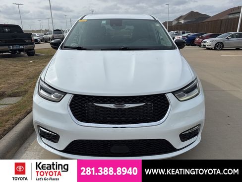 Used 2024 Chrysler Pacifica Limited FWD image 2