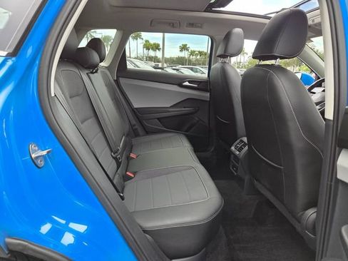 Used 2023 Volkswagen Taos SE w/ Panoramic Sunroof Package FWD image 16