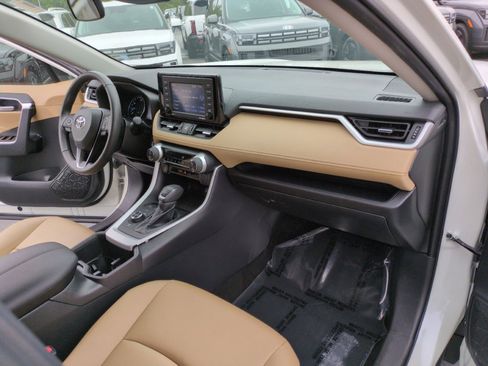 Used 2022 Toyota RAV4 XLE Premium AWD/4WD image 32