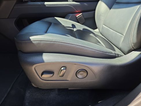 Used 2024 GMC Acadia Elevation image 17