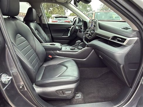 Used 2023 Toyota Highlander XLE image 42