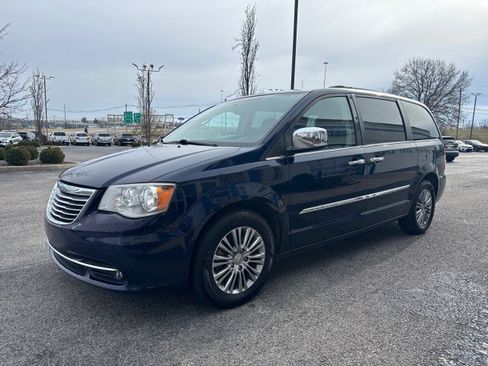 Used 2015 Chrysler Town & Country Touring-L w/ Driver Convenience Group image 15