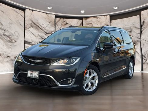 Used 2017 Chrysler Pacifica Touring-L Plus w/ Advanced Safetytec Group FWD image 3