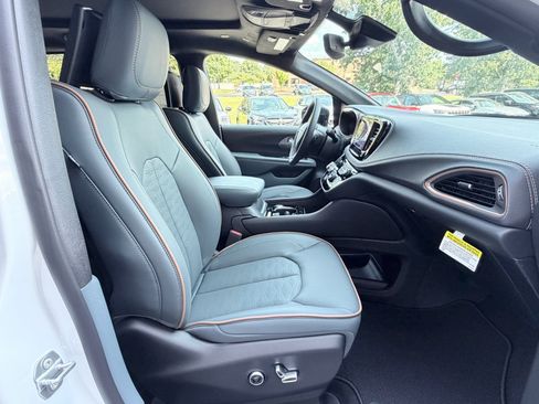 New 2027 Chrysler Pacifica Pinnacle w/ Theater Group FWD image 26