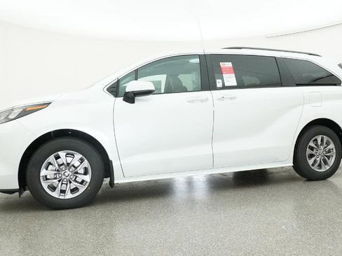 New 2026 Toyota Sienna XLE FWD image 21