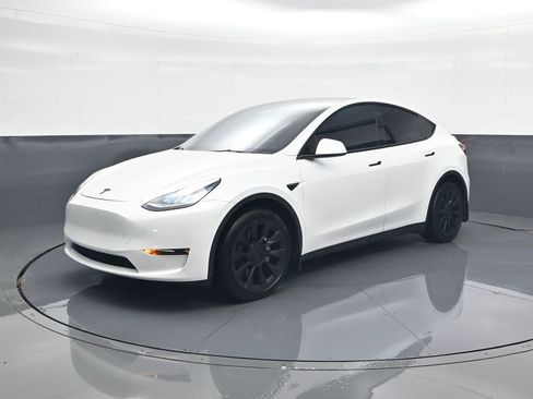 Used 2021 Tesla Model Y Long Range image 3