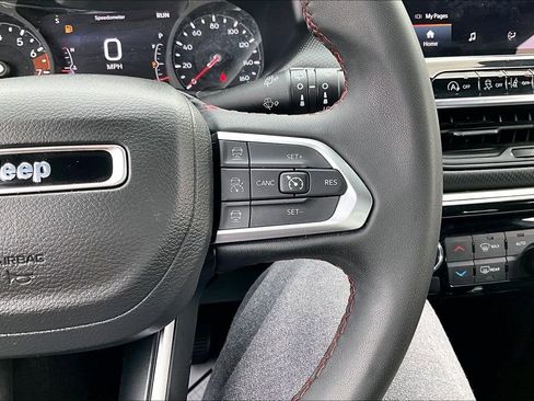 Used 2025 Jeep Compass Trailhawk AWD/4WD image 18
