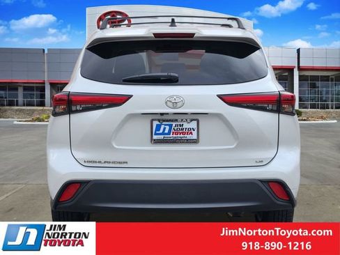 Used 2023 Toyota Highlander LE image 7