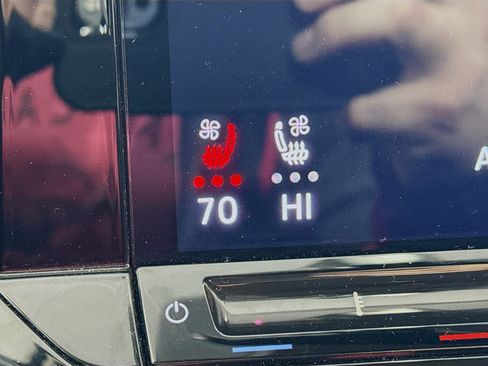 Used 2025 Volkswagen Atlas SE image 3