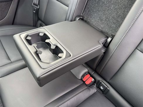 Used 2025 Volvo XC40 B5 Plus image 10