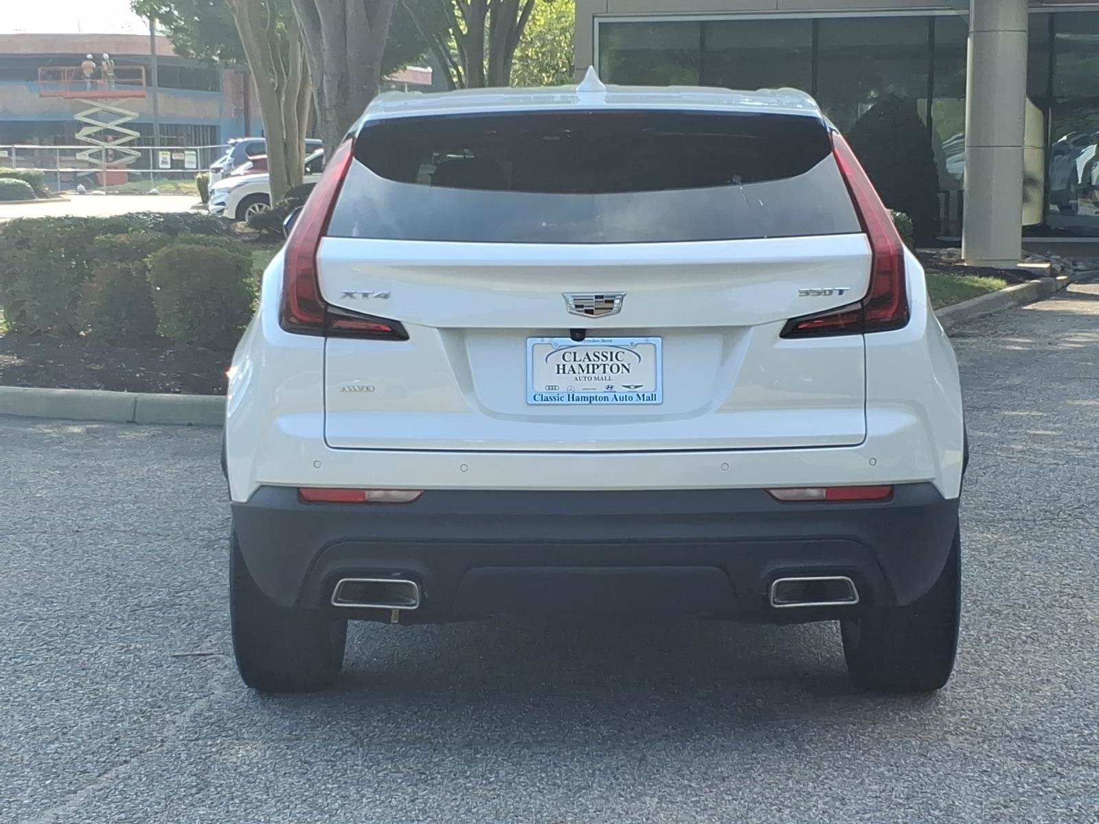 Used 2023 Cadillac XT4 Luxury w/ Cold Weather Package AWD/4WD image 9