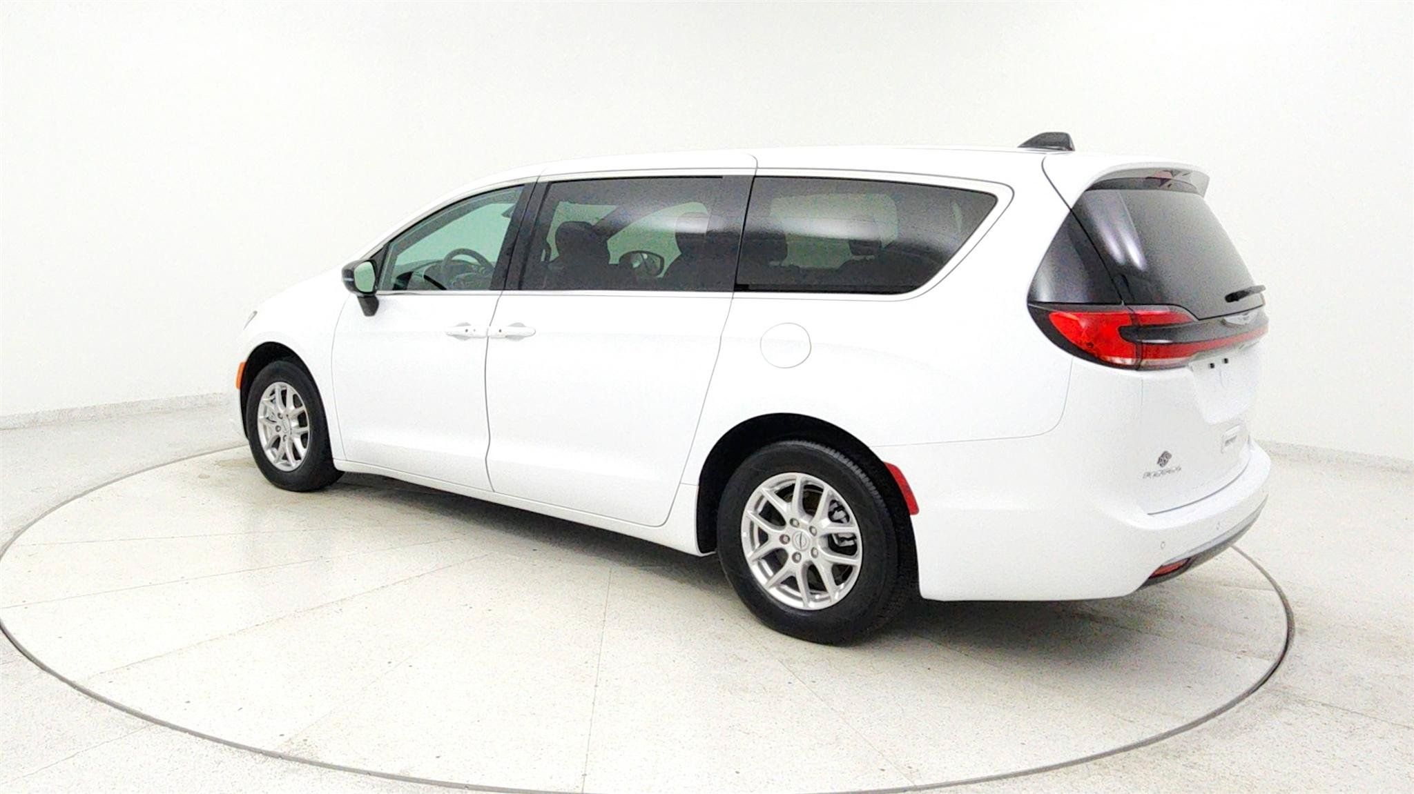 Used 2025 Chrysler Pacifica Select FWD image 3