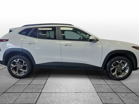 Used 2025 Chevrolet Trax LT w/ LT Convenience Package FWD image 4