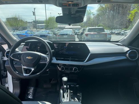 Used 2025 Chevrolet Trax LT w/ LT Convenience Package image 28