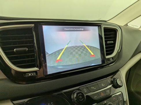 Used 2023 Chrysler Pacifica Touring-L FWD image 5