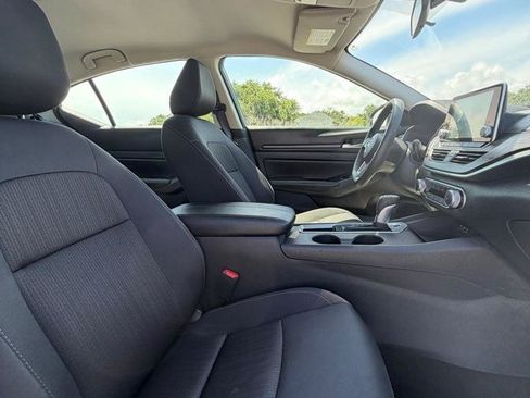 Used 2025 Nissan Altima 2.5 SV FWD image 14