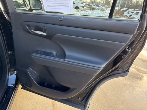 Used 2022 Toyota Highlander Bronze Edition image 29