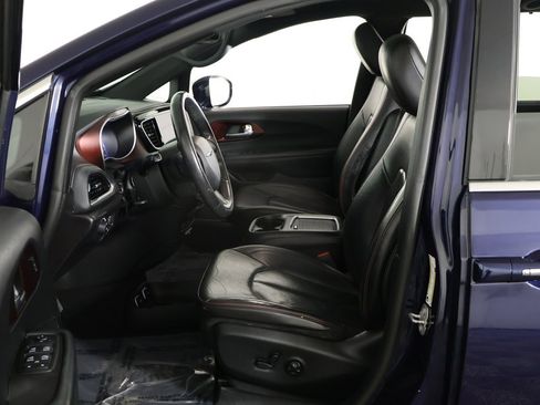 Used 2020 Chrysler Pacifica Limited image 23
