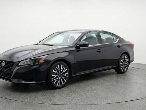 Used 2025 Nissan Altima 2.5 SV image 2