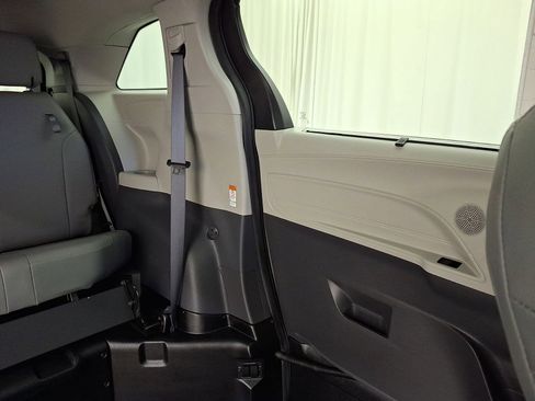 Used 2022 Toyota Sienna XLE image 14