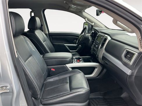 Used 2019 Nissan Titan PRO-4X w/ Pro-4x Convenience Package image 12