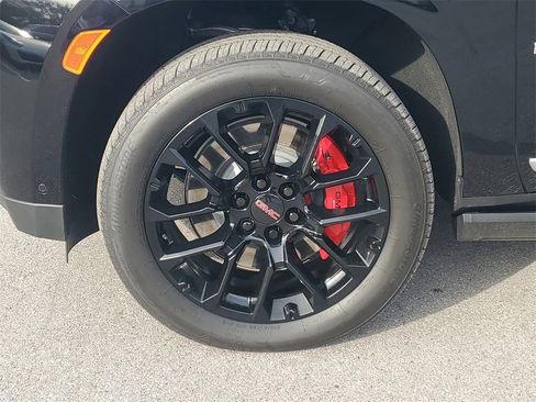 Used 2024 GMC Yukon Denali w/ Denali Reserve Package image 11