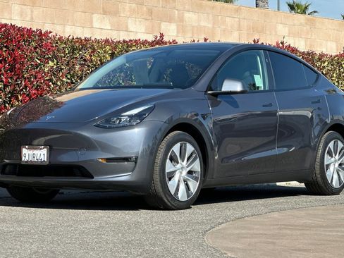 Used 2023 Tesla Model Y Long Range image 8
