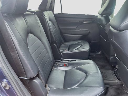 Used 2025 Toyota Highlander XLE AWD/4WD image 29