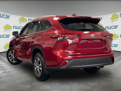 Used 2021 Toyota Highlander XLE AWD/4WD image 4
