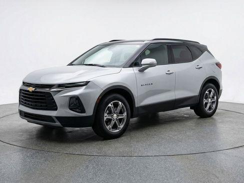 Used 2025 Chevrolet Blazer LT image 3