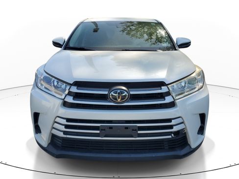 Used 2019 Toyota Highlander LE FWD image 2