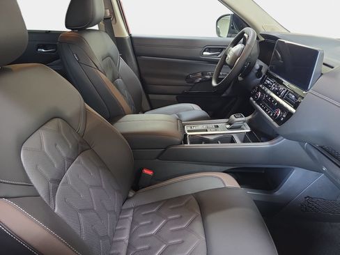 New 2026 Nissan Pathfinder Platinum FWD image 10