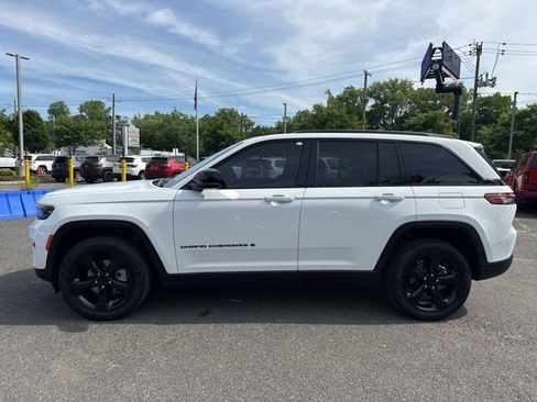 Used 2023 Jeep Grand Cherokee Limited w/ Luxury Tech Group II AWD/4WD image 18