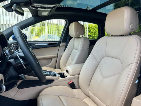 Certified 2025 Porsche Macan AWD/4WD image 5