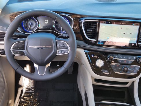 Used 2024 Chrysler Pacifica Limited w/ Trailer Tow Group image 34