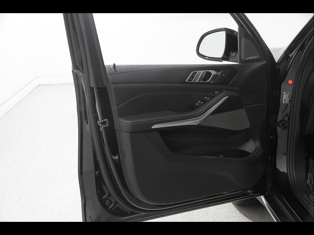 Used 2023 BMW X5 xDrive40i w/ Premium Package AWD/4WD image 4
