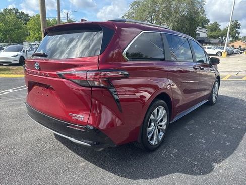 Used 2024 Toyota Sienna Platinum FWD image 6