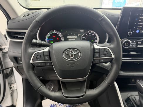 Used 2024 Toyota Highlander XLE image 16