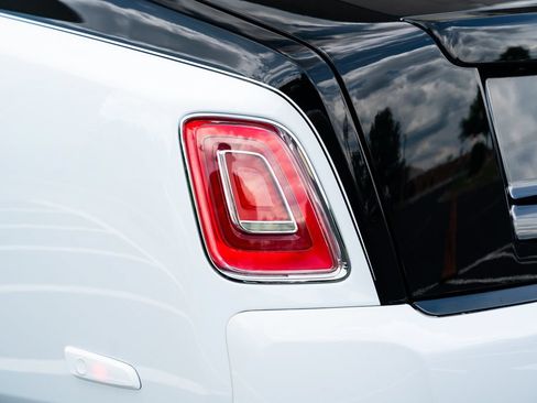 Used 2019 Rolls-Royce Phantom Sedan RWD image 17