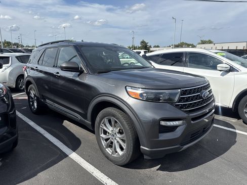 Used 2020 Ford Explorer XLT w/ Equipment Group 202A AWD/4WD image 4